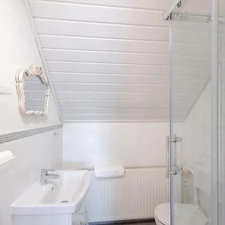 Kekmadaras Vendeghaz 4* Tihany