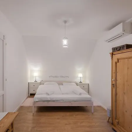 Kekmadaras Vendeghaz Guest house