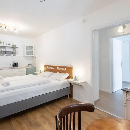 Kekmadaras Vendeghaz 4* Tihany