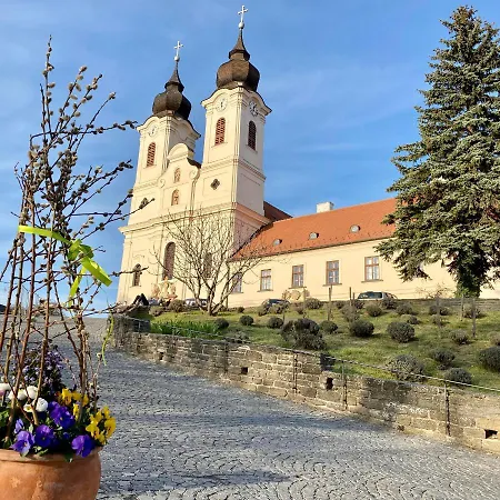 Kekmadaras Vendeghaz Tihany