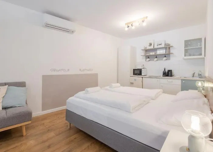 Kekmadaras Vendeghaz