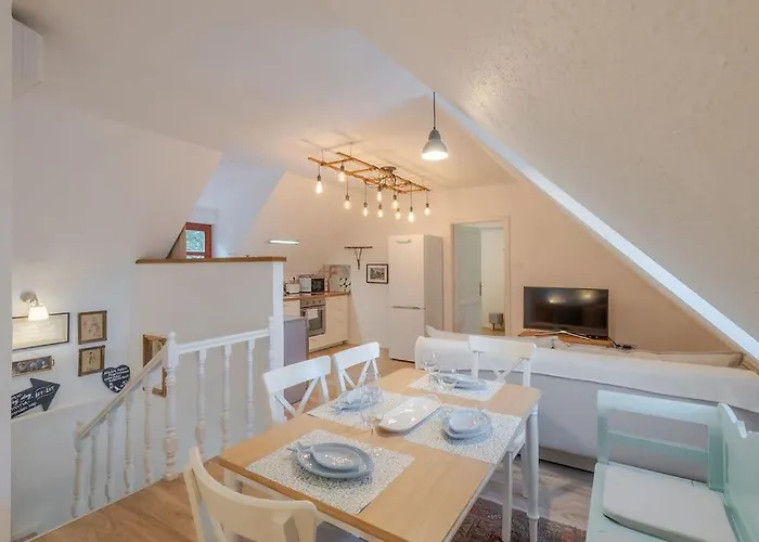 Kekmadaras Vendeghaz Tihany