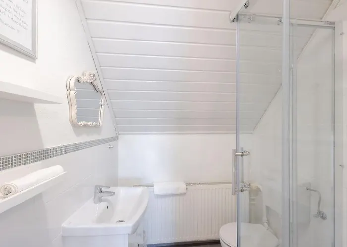 Kekmadaras Vendeghaz 4* Tihany