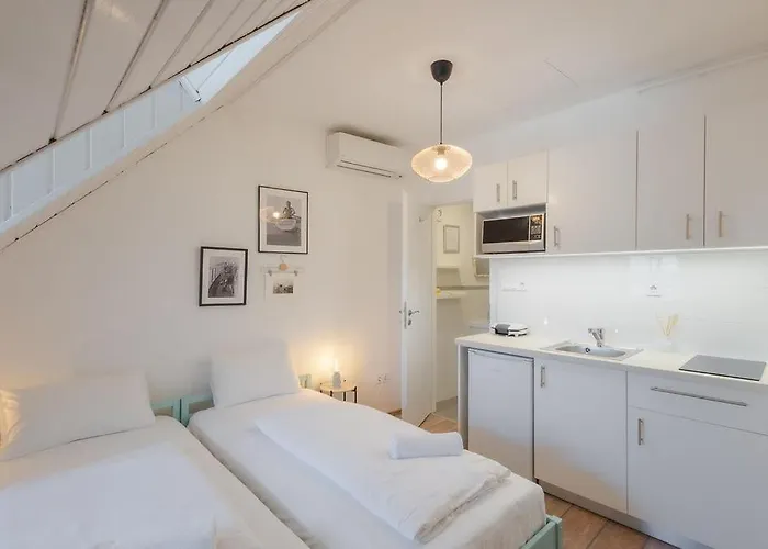 Kekmadaras Vendeghaz