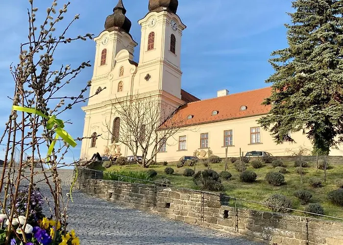 Kekmadaras Vendeghaz Tihany